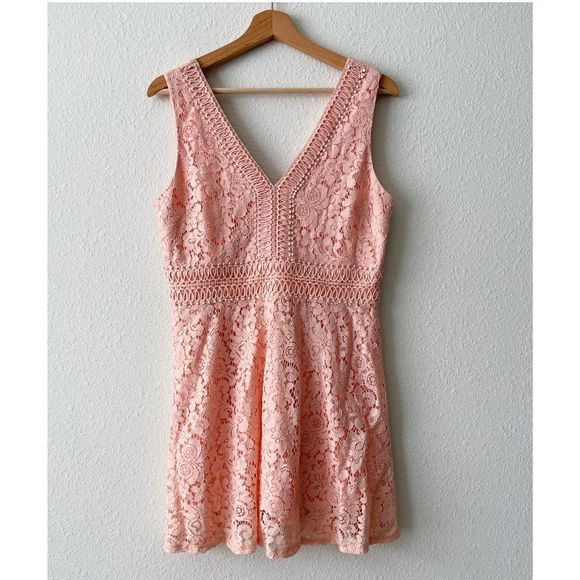 Francesca Light Peach Lace Floral V-neck Dress size L - Picture 1 of 7